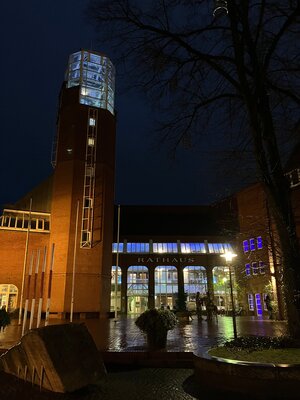 Rathaus Zeven blau erleuchtet 