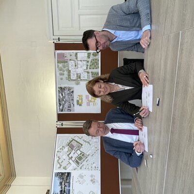 Vertragsunterzeichnung Bauvertrag durch Henning Fricke und Vertreter des Unternehmens Goldbeck