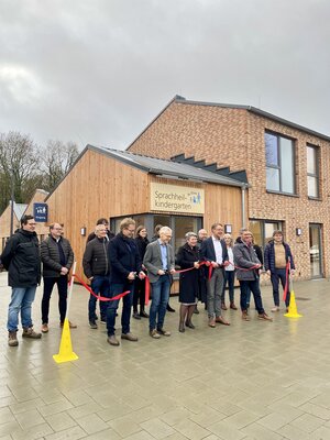 Durchschneiden des Bandes bei der Einweihung des Sprachheilkindergartens in der Molkereistraße