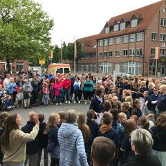 Kinderrechtefest Kommando Kids Zeven 2.6.2024; Beginn der Vernastaltung; zu sehen ist der Gosekamp Schulchor vor der Bühne sowie das Publikum