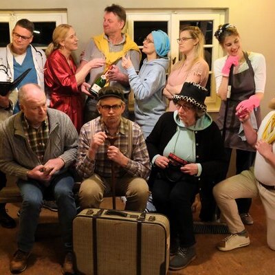 Gruppenfoto der Theatergruppe des SV Viktoria Oldendorfs für das Theatherstück "De fidele Kurklinik"