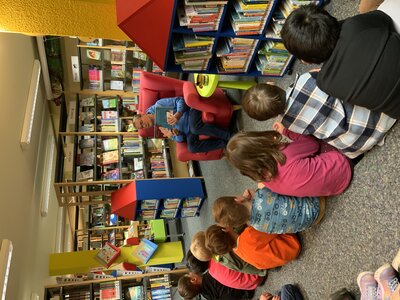 Kinder beim Vorlesetag in der Bibliothek Zeven 