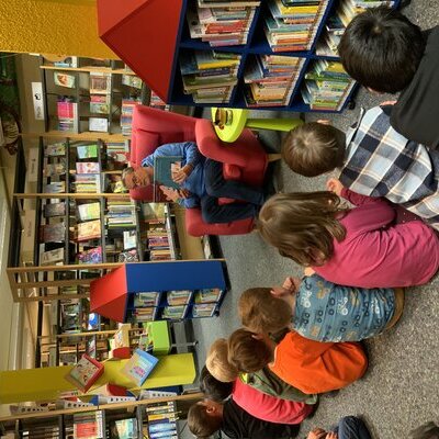 Kinder beim Vorlesetag in der Bibliothek Zeven 