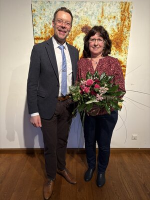 Samtgemeindebürgermeister Henning Fricke übergibt Elke Denkamp zur Abschiedung ein Geschenk