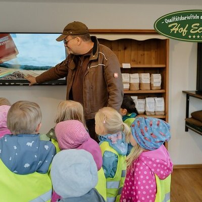 Kinder der Kita Ostewichtel beim Besuch beim Hof Eckhoff