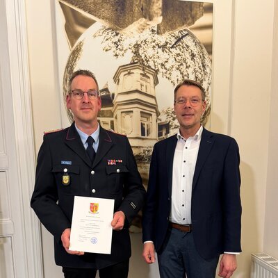 Dirk Otjen und Samtgemeindebürgermeister Henning Fricke