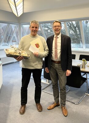 Andreas Wegener feiert Jubiläum mit Samtgemeindebürgermeister Henning Fricke