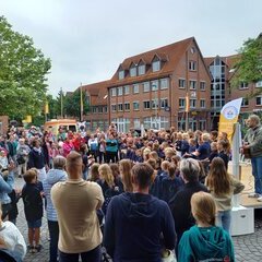 Kinderrechtefest Kommando Kids Zeven 2.6.2024; Beginn der Vernastaltung; zu sehen ist der Gosekamp Schulchor vor der Bühne sowie das Publikum