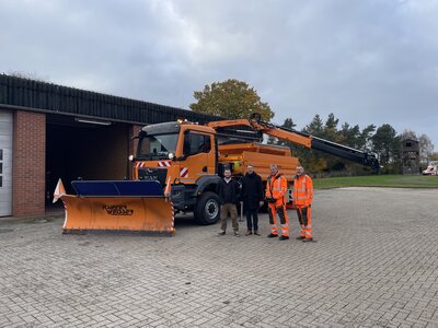 Der neue LKW wurde beim Bauhof der Samtgemeinde Zeven vorgestellt