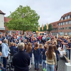 Kinderrechtefest Kommando Kids Zeven 2.6.2024; Beginn der Vernastaltung; zu sehen ist der Gosekamp Schulchor vor der Bühne sowie das Publikum