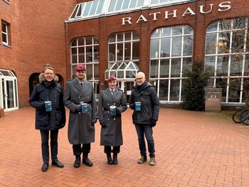 Gruppenfoto - Spendensammlung zugunsten der Deutschen Kriegsgräberfürsorge