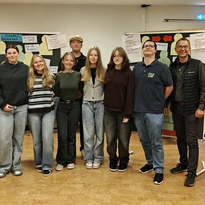 Die Teilnehmerinnen und Teilnehmer zusammen mit Kreisjugendpflegerin Birgit Martens (ganz links) und Diakon Werner Burfeind (ganz rechts)