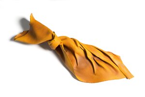 Skulptur mit Faltoptik aus Keramtik