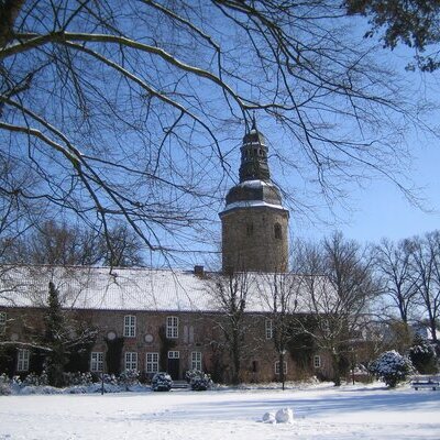 Winterlicher Stadtpark mit Museum und Kirche 