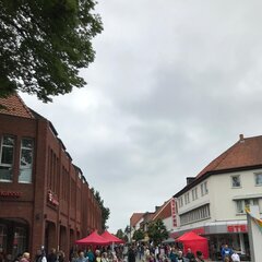 Kinderrechtefest Kommando Kids Zeven 2.6.2024; Rathausvorplatz und Blick in die Fußgänerzone mit Gästen des Festes und Aktionsständen