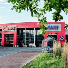 Gebäude mit den Märkten famila und Aldi