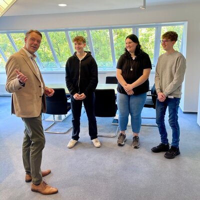 Samtgemeindebürgermeister Henning Fricke begrüßt die Schülerin Celina und die beiden Schüler Bent und Noah bei den Pop-Up Days im Rathaus Zeven